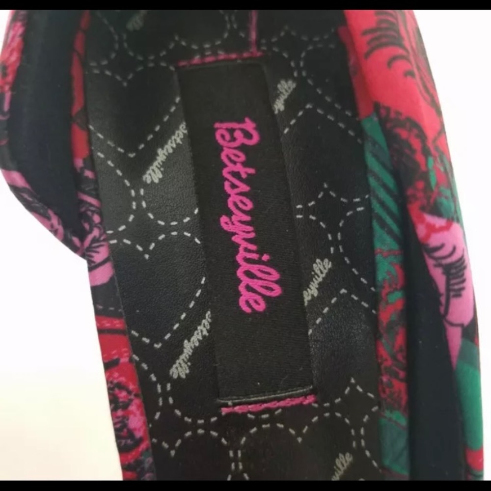 Betsey Johnson - Picture 4 of 11